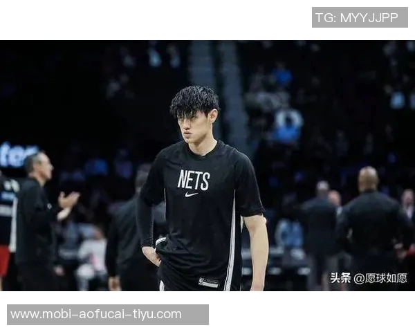 曾凡博全力以赴抢断狄龙皮球倒地争抢引发犯规争议